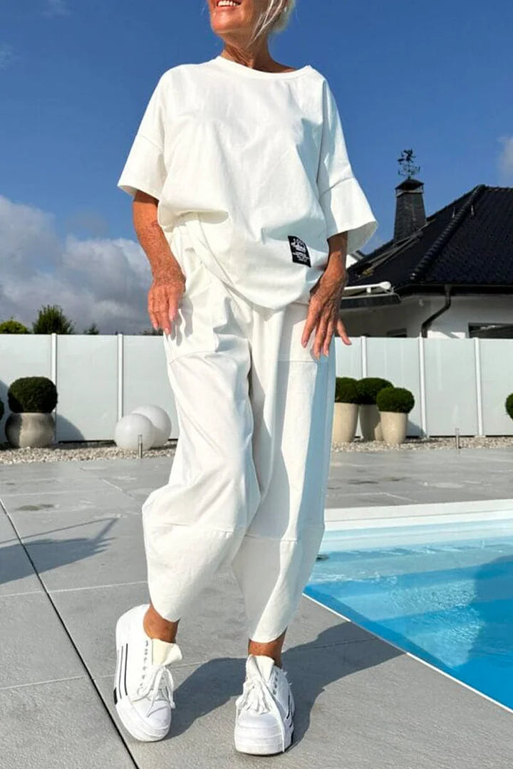 Moteriškas laisvalaikio kostiumas su apvalia iškirpte ir kelnėmis