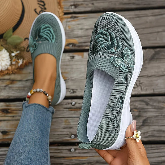 Moteriški siuvinėti mokasinai