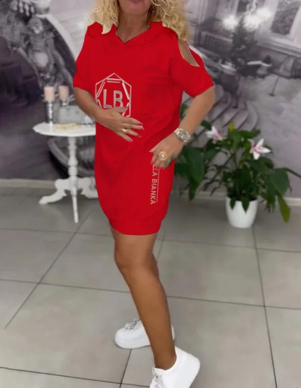 Suknelė su gobtuvu ir raidžių raštu