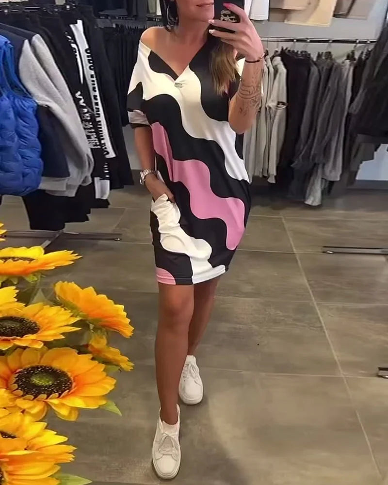 Daili suknelė su V formos iškirpte