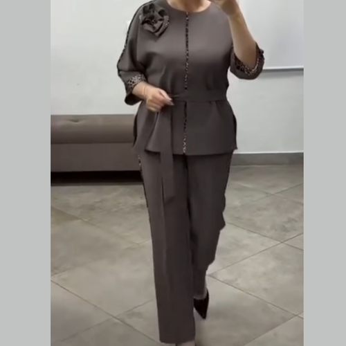 Elegantiškas moteriškas kostiumas su gėle