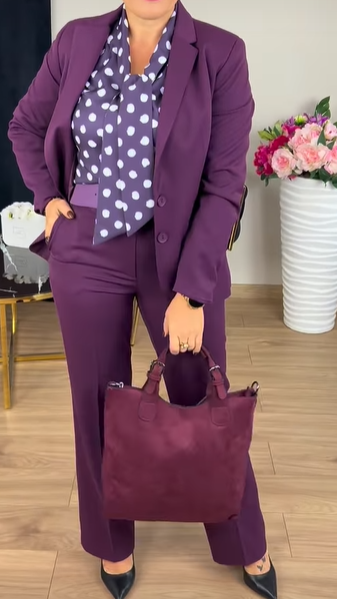 Stilingas moteriškas retro stiliaus trijų dalių kostiumas su taškeliais