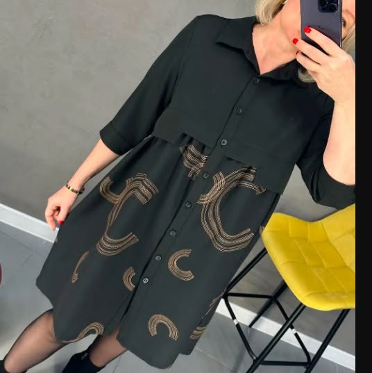 Išskirtinio stiliaus juoda suknelė