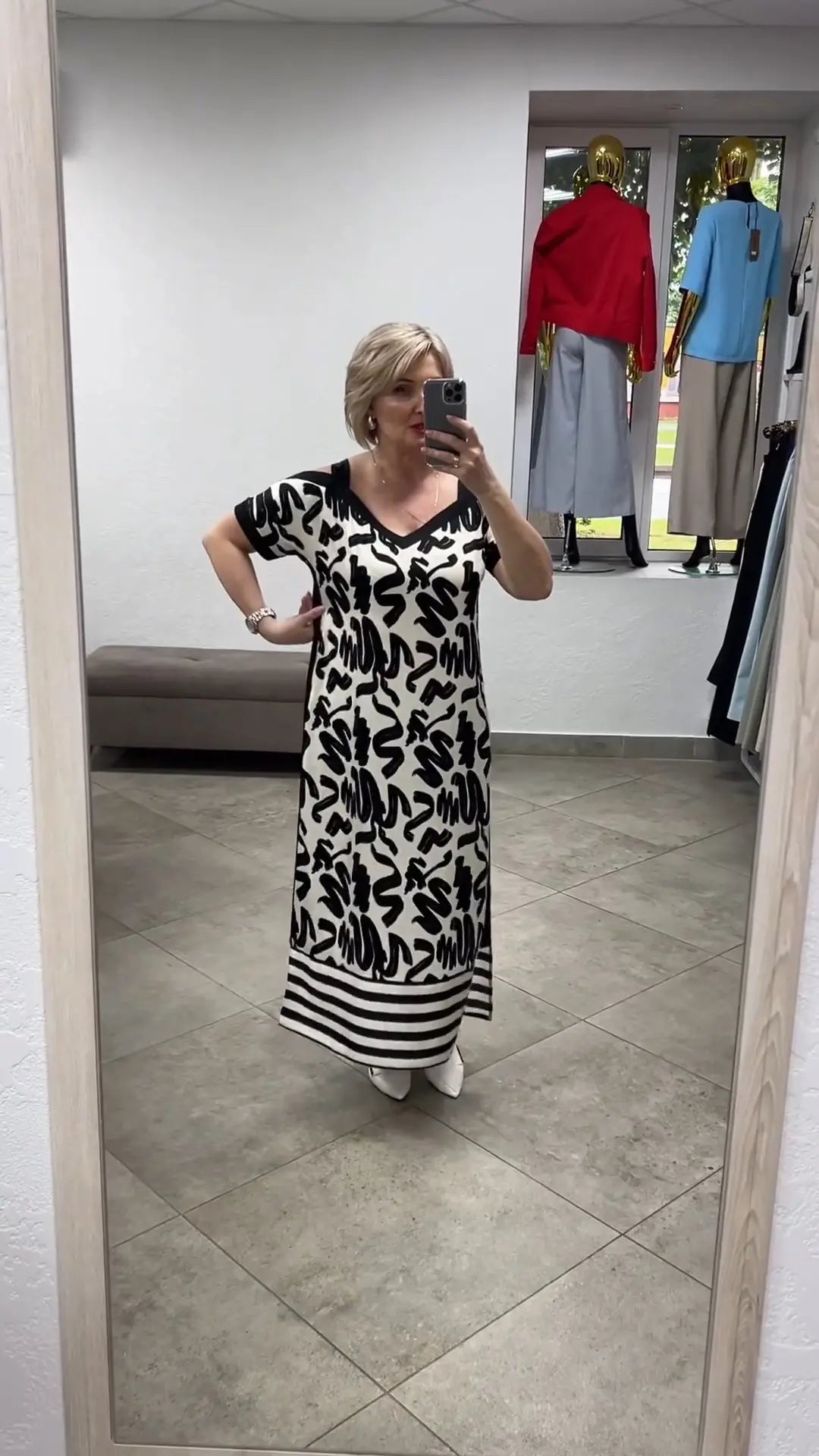 Elegantiška ir patogi suknelė atvirais pečiais