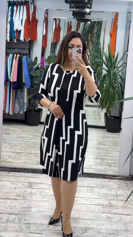 Elegantiška moteriška suknelė su geometriniu raštu
