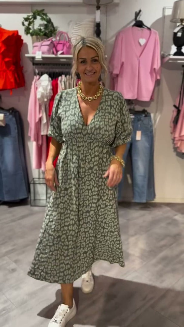 Stilinga suknelė su pūstomis rankovėmis