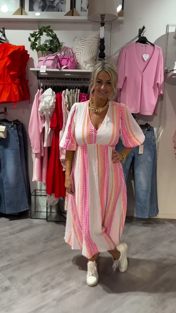 Stilinga suknelė su pūstomis rankovėmis