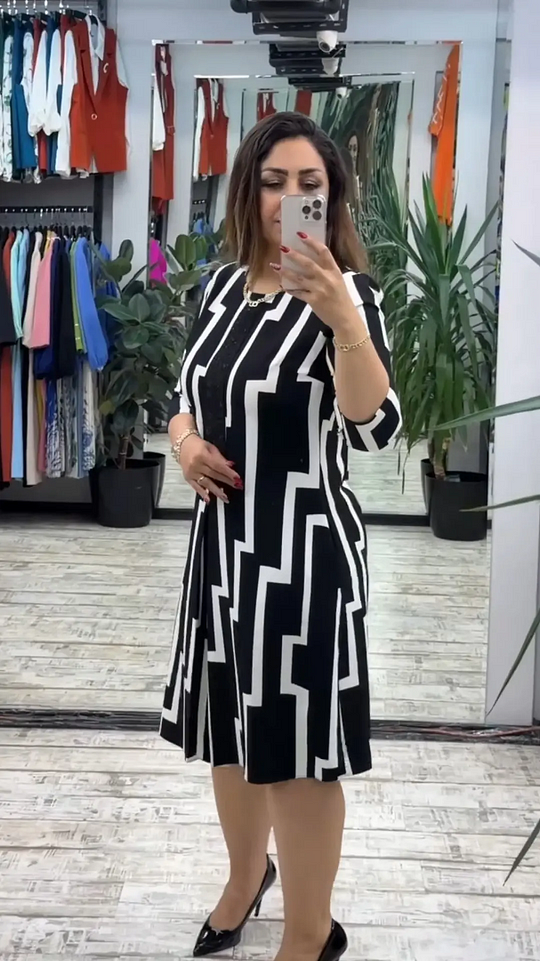 Elegantiška moteriška suknelė su geometriniu raštu