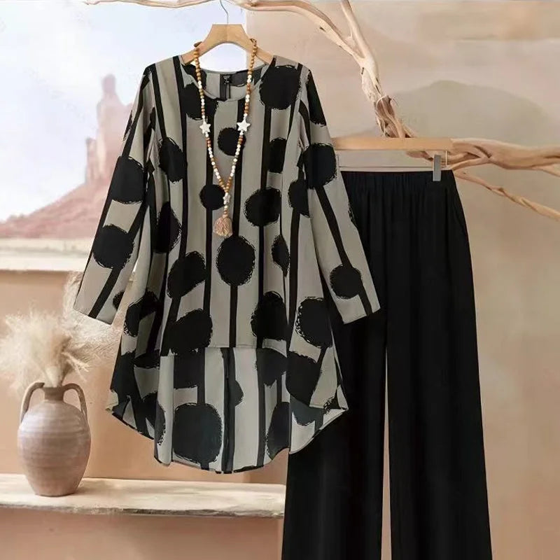 Moteriškas margintas palaidinės ir kelnių komplektas