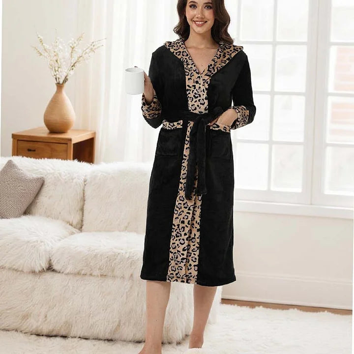 Jaukus moteriškas chalatas su gobtuvu ir leopardo raštu