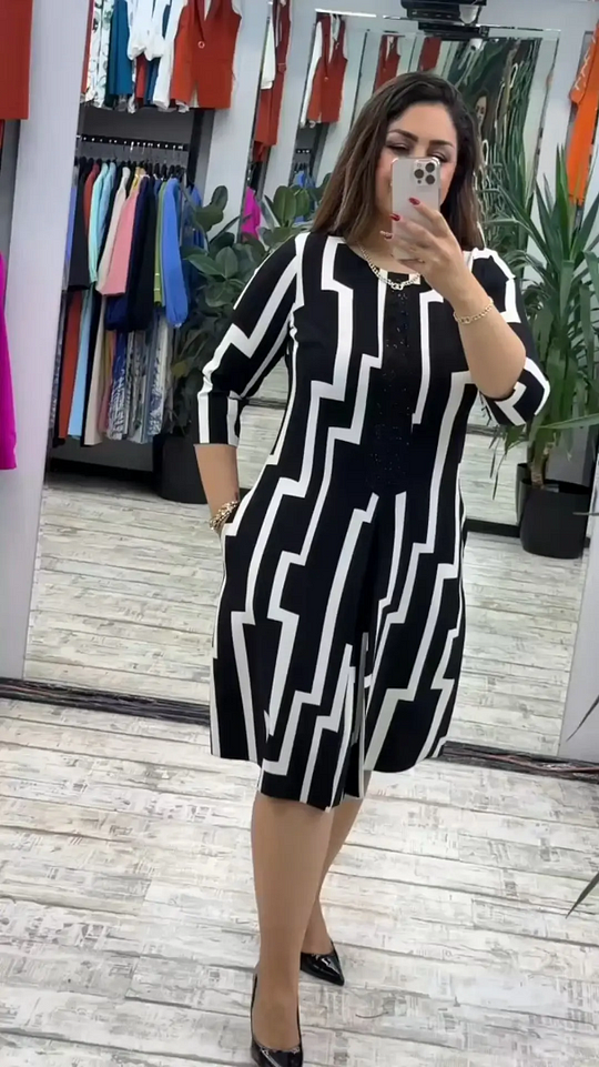 Elegantiška moteriška suknelė su geometriniu raštu