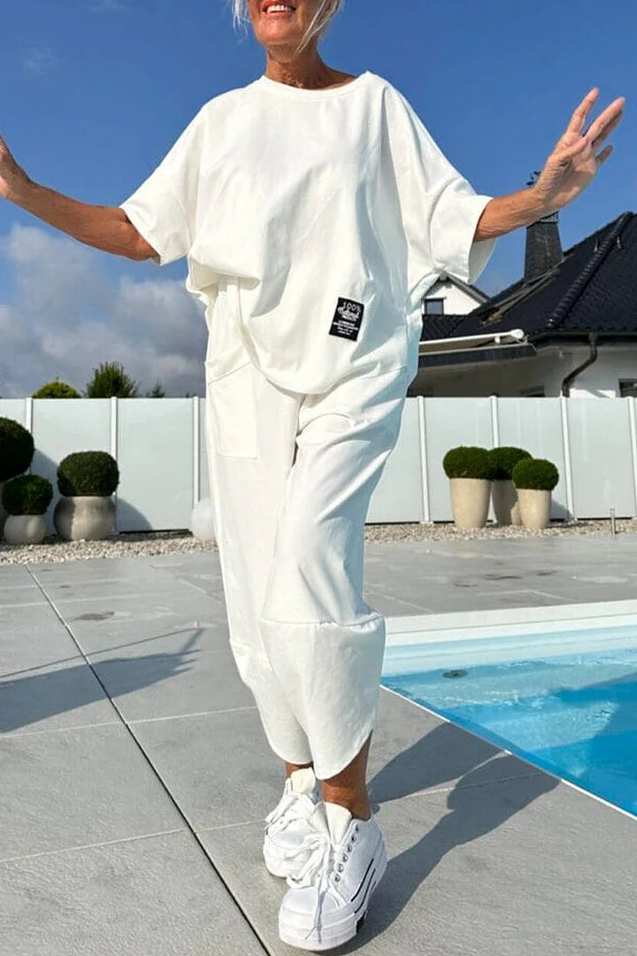 Moteriškas laisvalaikio kostiumas su apvalia iškirpte ir kelnėmis