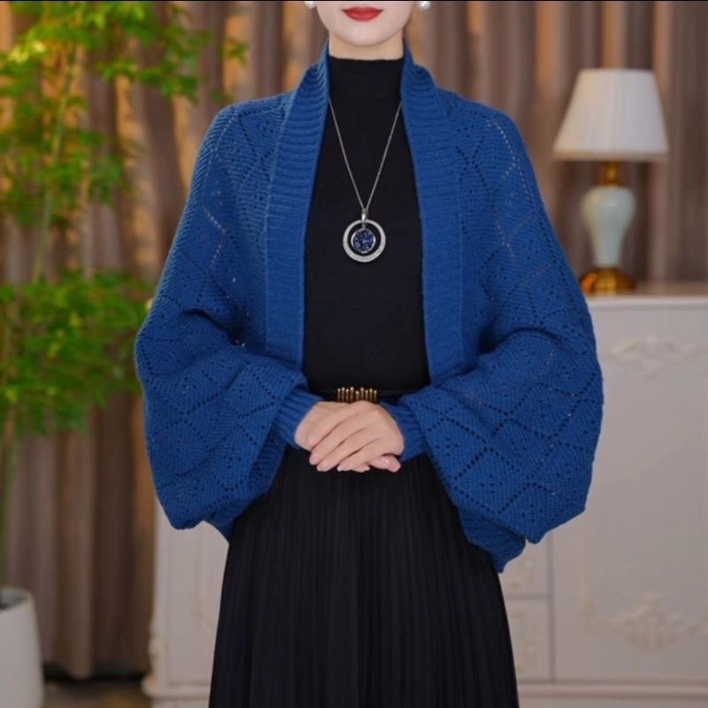 Moteriškas elegantiškas ažūrinio rašto megztas kardiganas