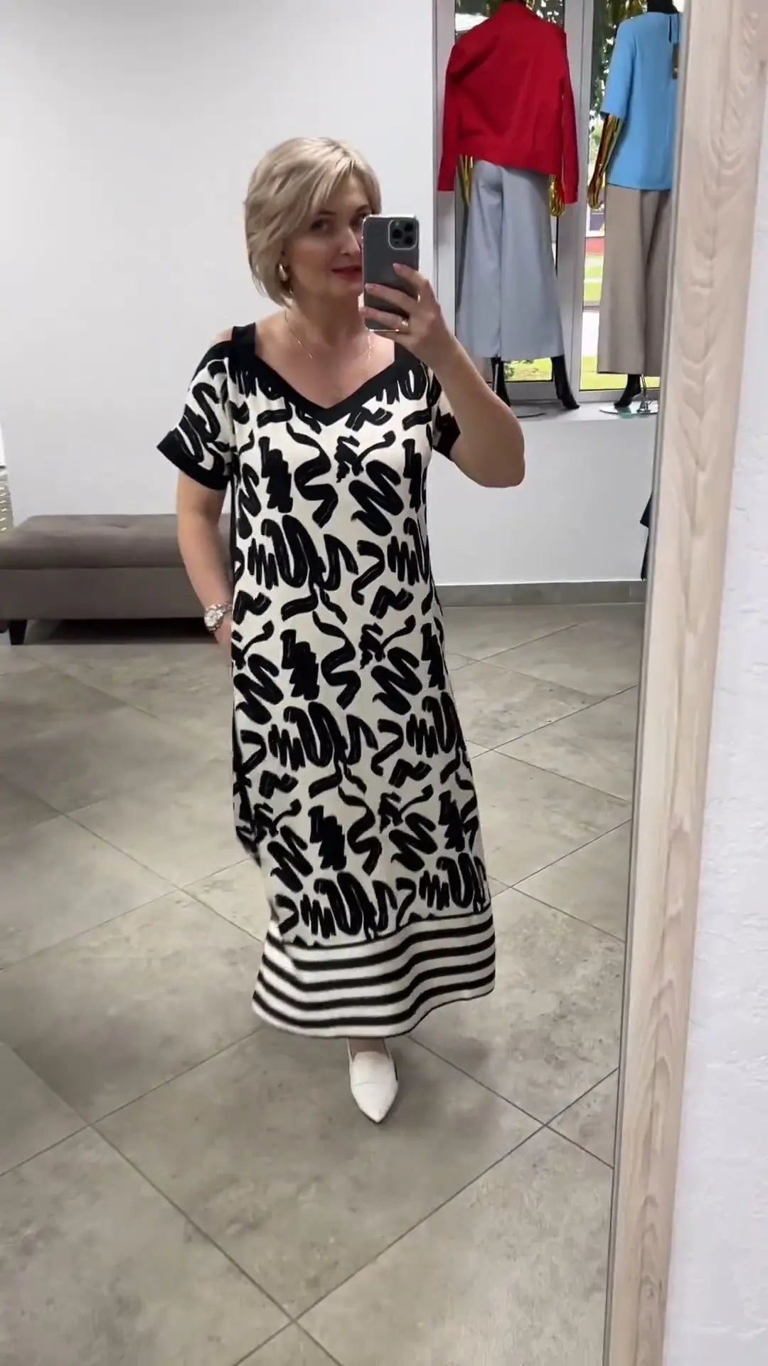 Elegantiška ir patogi suknelė atvirais pečiais