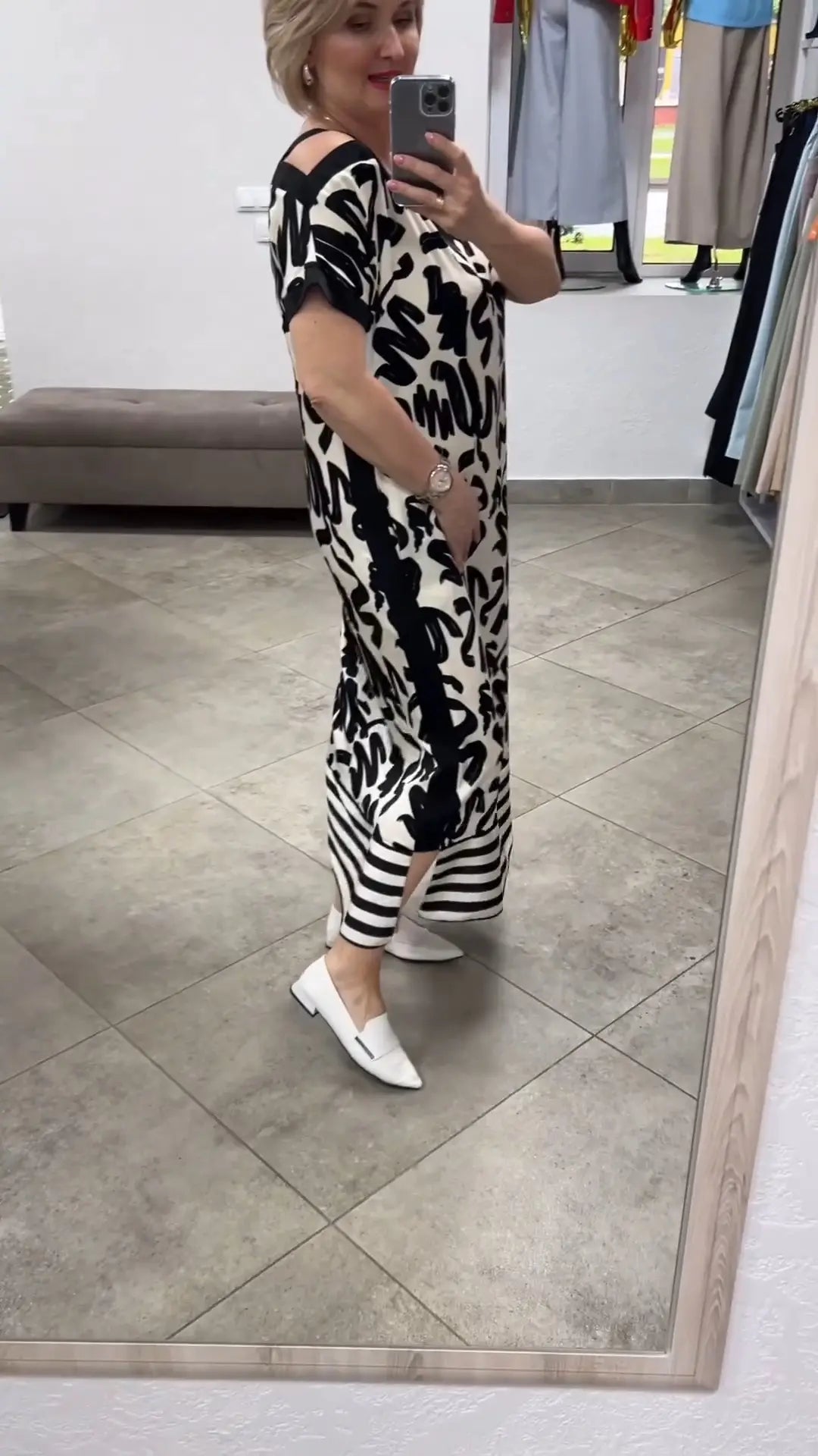 Elegantiška ir patogi suknelė atvirais pečiais