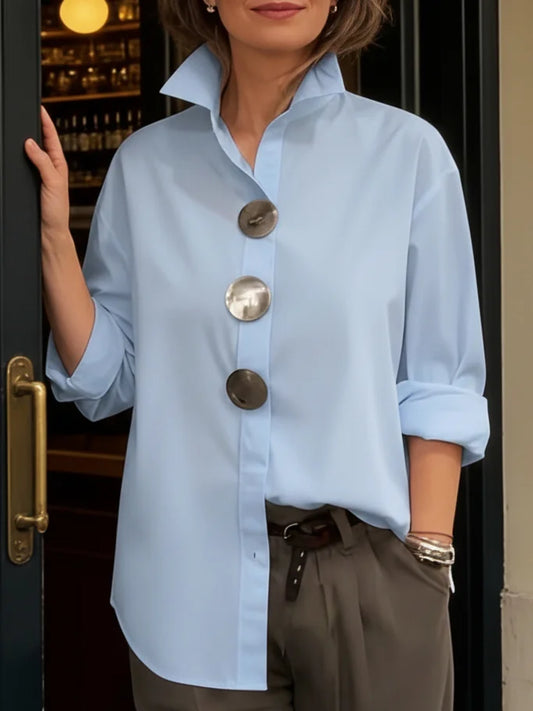 Elegantiška palaidinė su stačia apykakle ir metalinėmis sagomis