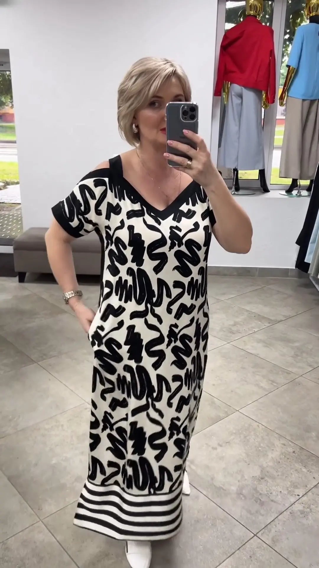 Elegantiška ir patogi suknelė atvirais pečiais