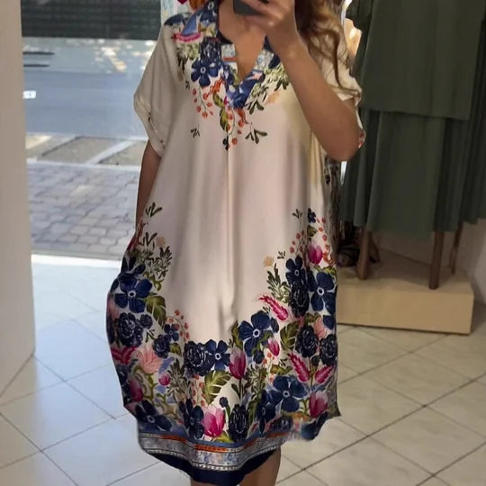 Elegantiška moteriška suknelė trumpomis rankovėmis ir gėlių raštu