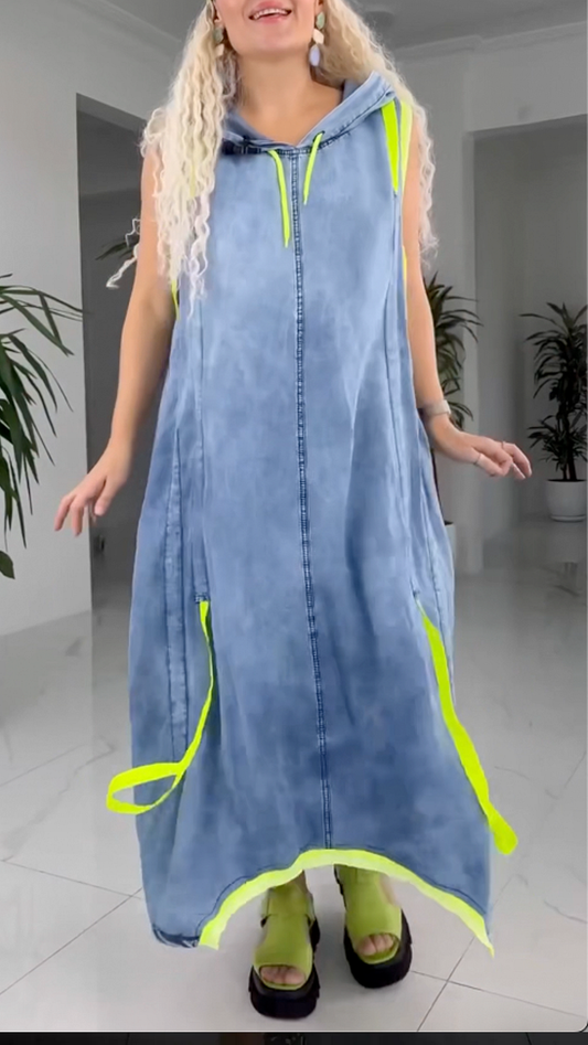 Džinsinė suknelė su gobtuvu