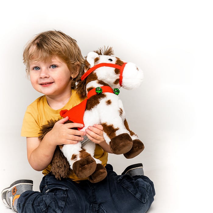 Pliušinis arklys: vaikščiojantis ir grojantis žaislas