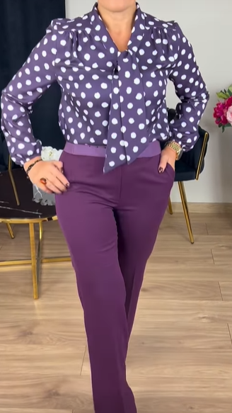 Stilingas moteriškas retro stiliaus trijų dalių kostiumas su taškeliais