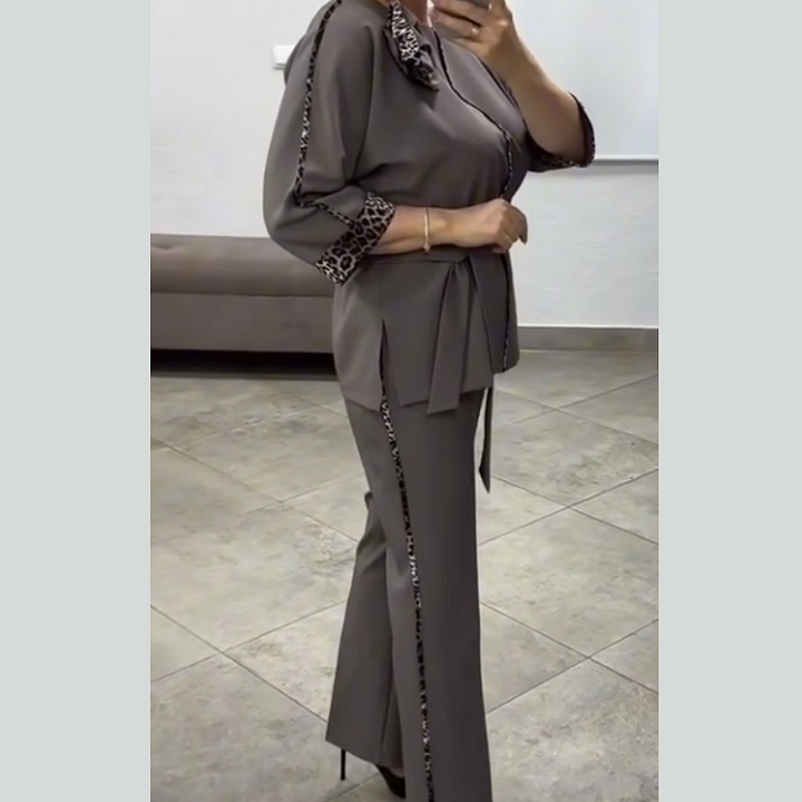 Elegantiškas moteriškas kostiumas su gėle