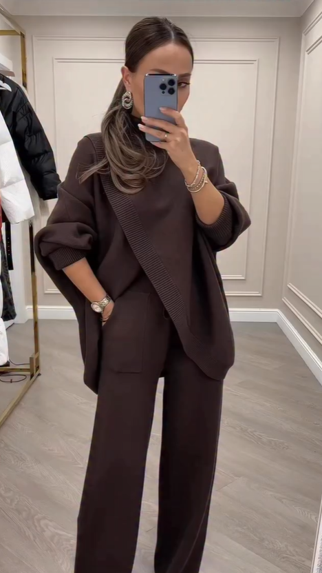 Moteriškas madingas megztas komplektas su aukštu kaklu ir plačiomis kelnėmis