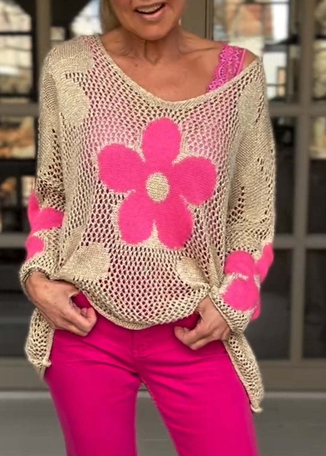 Megztas megztinis su gėlėmis ir ilgomis rankovėmis