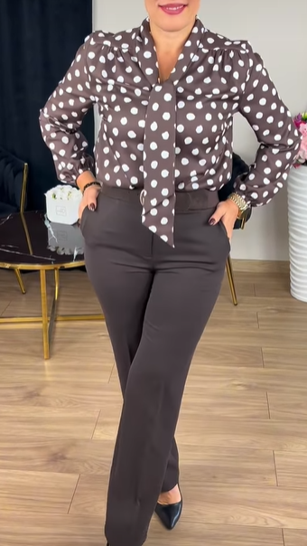 Stilingas moteriškas retro stiliaus trijų dalių kostiumas su taškeliais