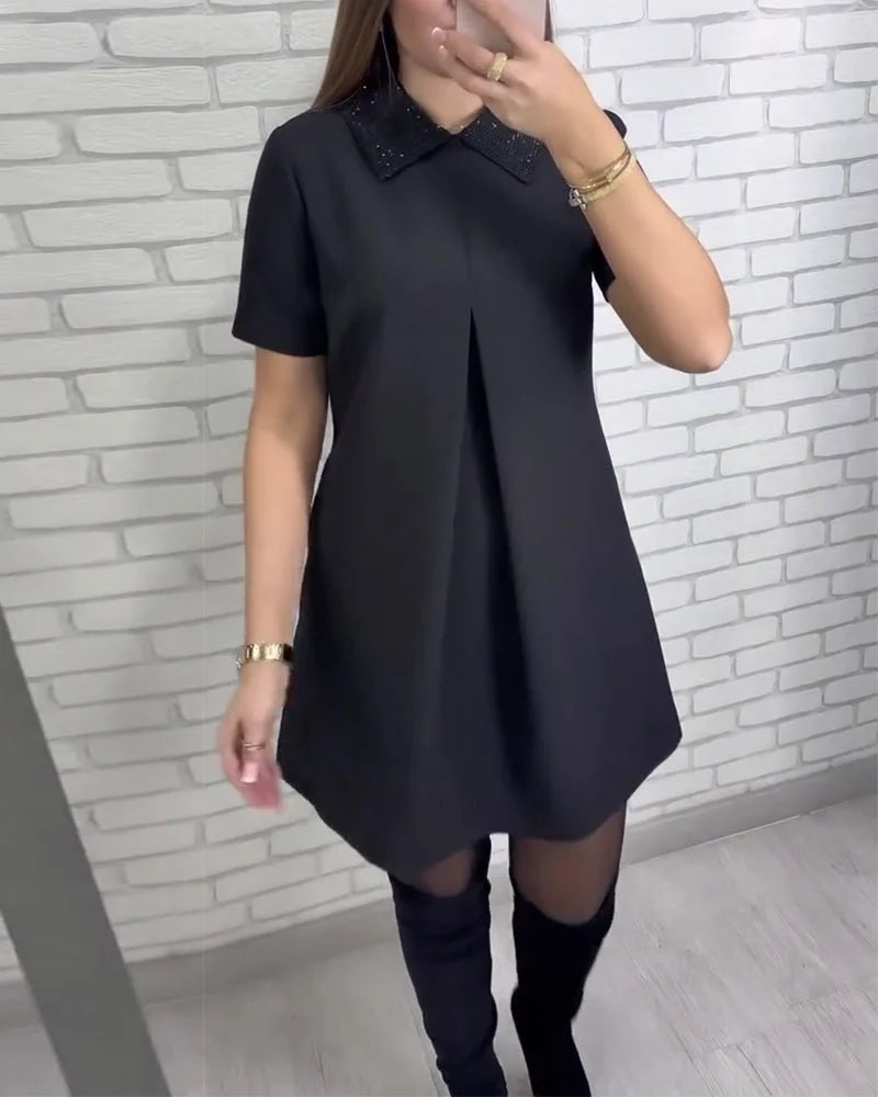 Elegantiška moteriška suknelė su dailia apykakle