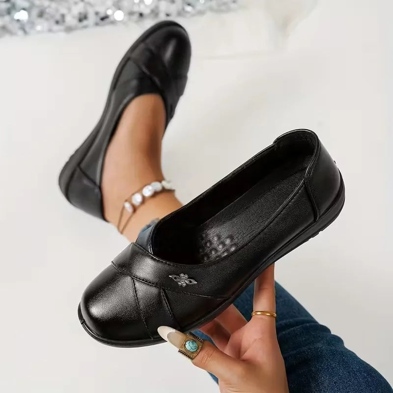 Moteriški retro stiliaus batai su metaline emblema