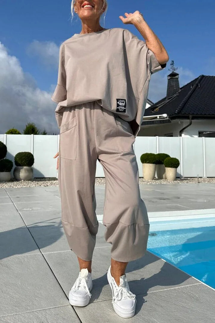 Moteriškas laisvalaikio kostiumas su apvalia iškirpte ir kelnėmis