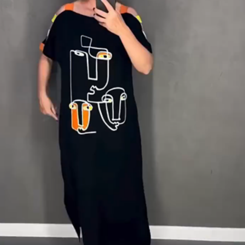 Juoda suknelė trumpomis rankovėmis su piešiniu