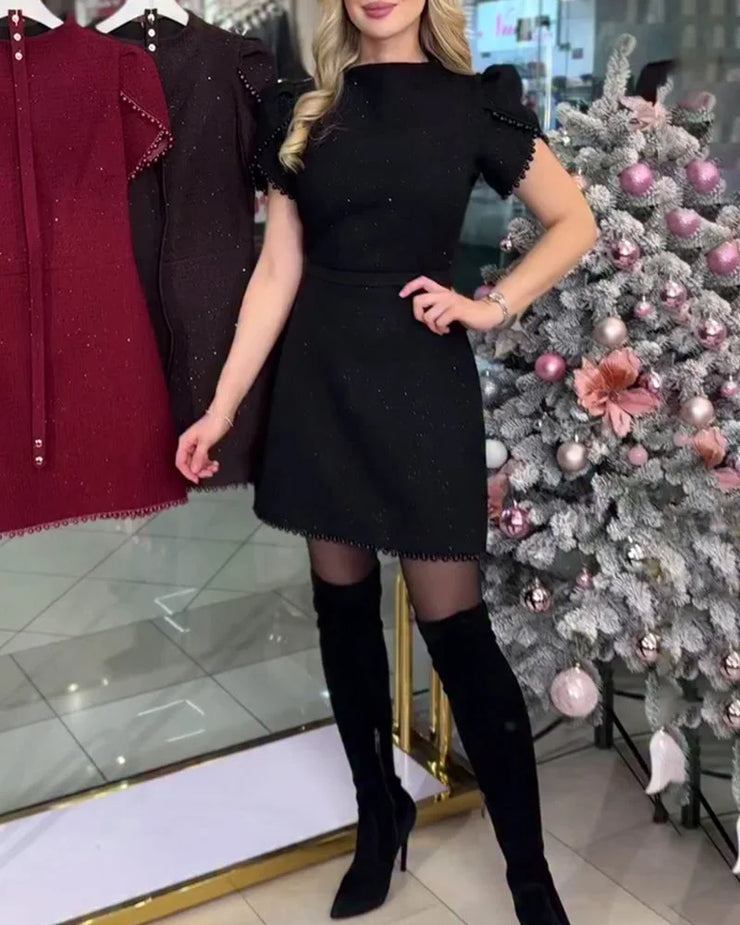 Suknelė su papuošimais ir karoliukais