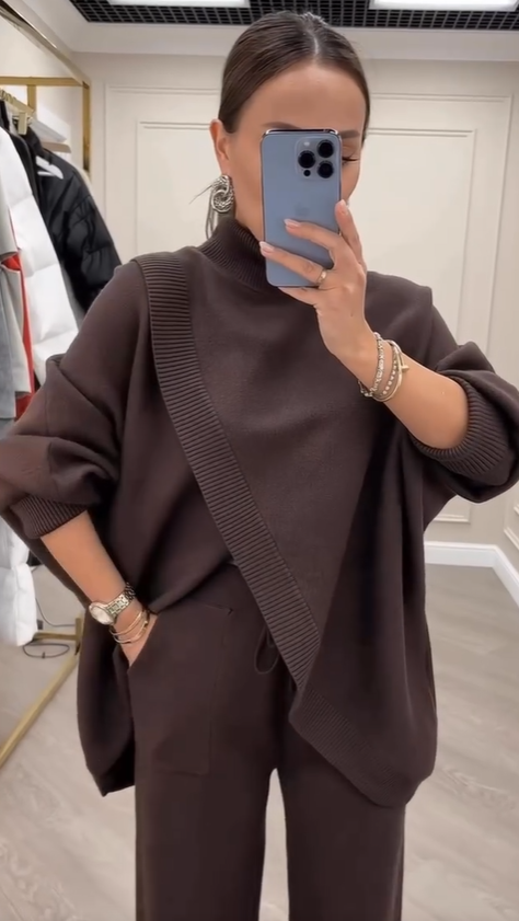 Moteriškas madingas megztas komplektas su aukštu kaklu ir plačiomis kelnėmis