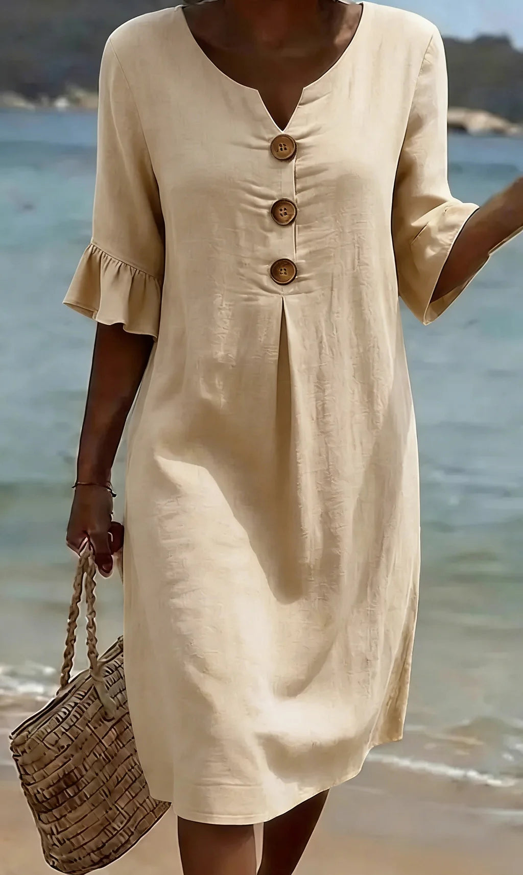 Moteriška suknelė su pūstomis rankovėmis ir sagomis