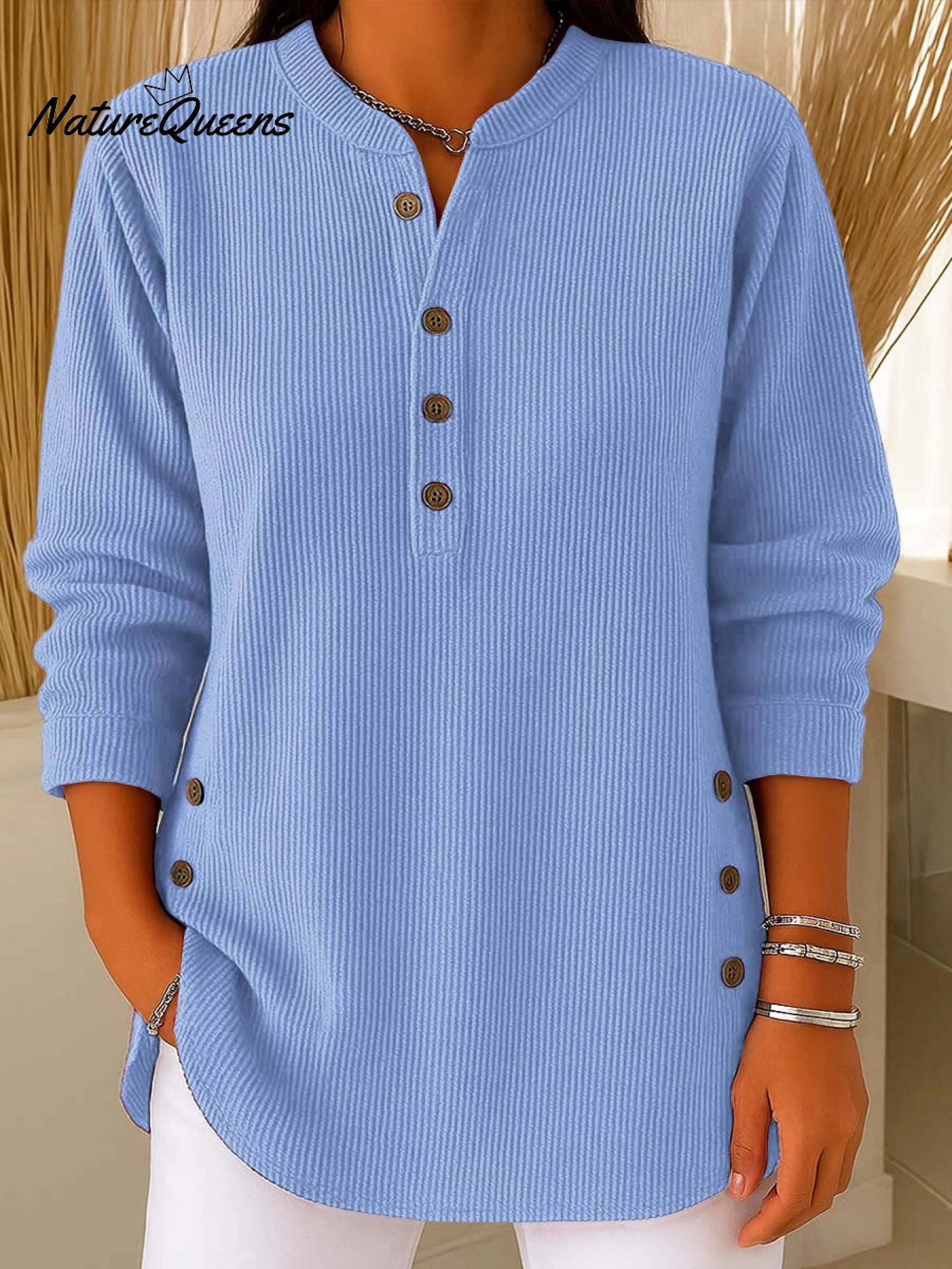 Moteriškas vienspalvis megztinis su sagomis