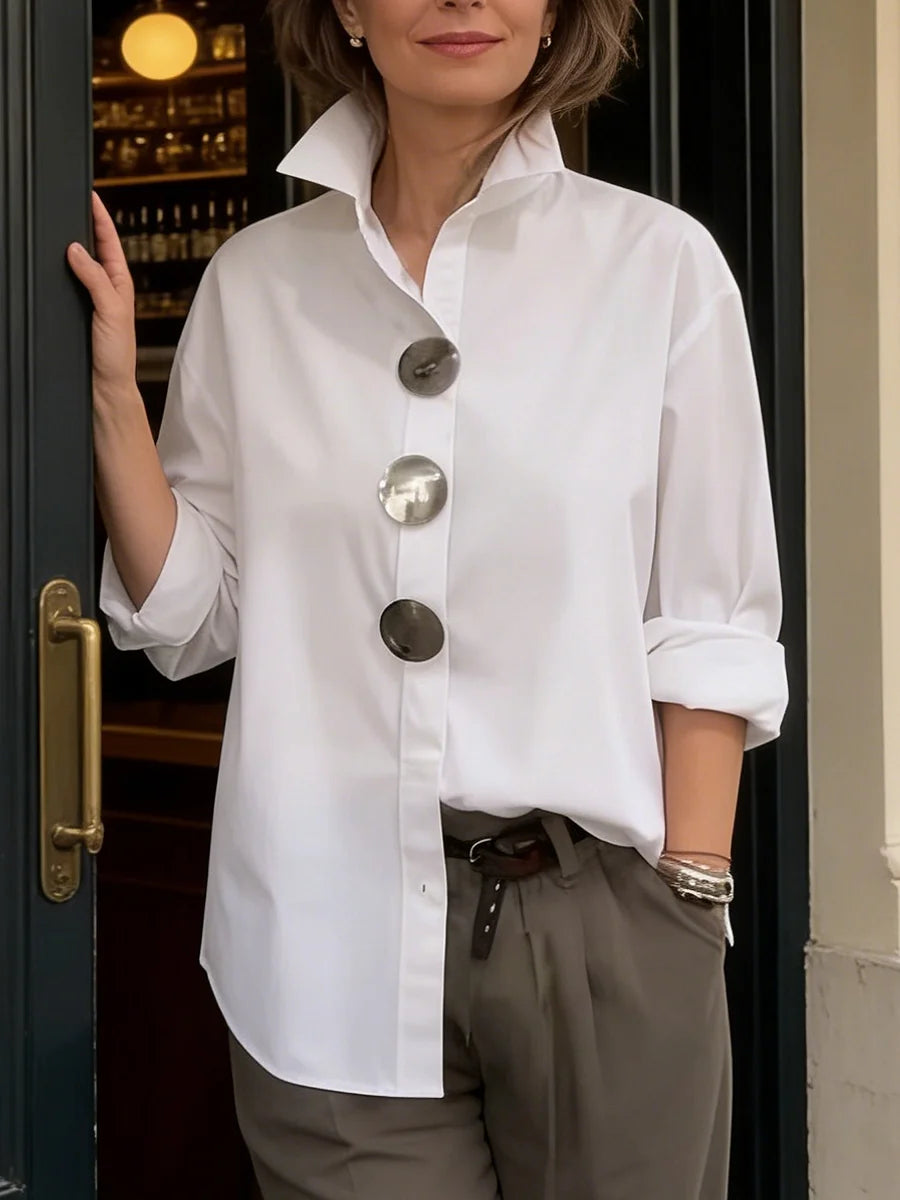 Elegantiška palaidinė su stačia apykakle ir metalinėmis sagomis