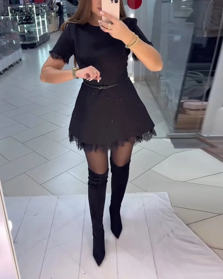 Elegantiška, blizganti nėriniuota moteriška suknelė