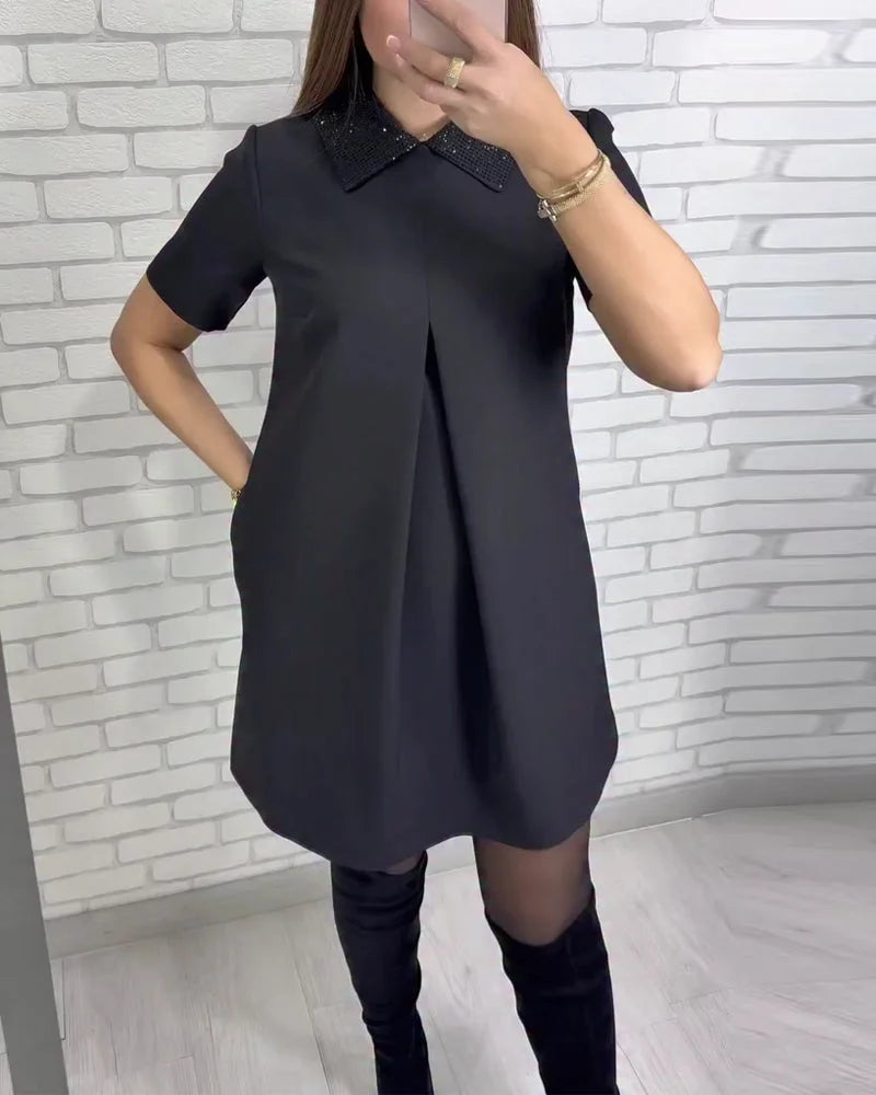 Elegantiška moteriška suknelė su dailia apykakle