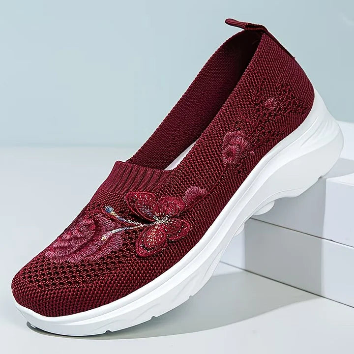 Moteriški siuvinėti mokasinai