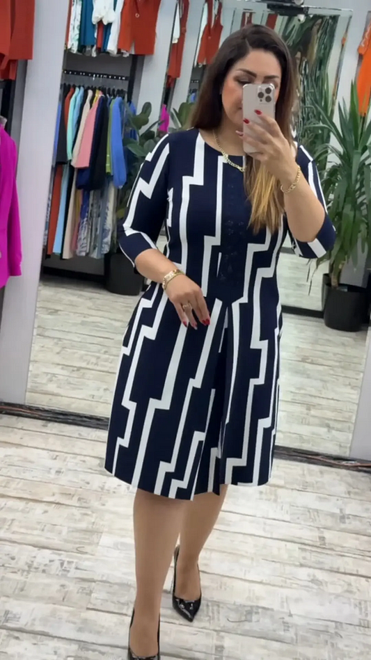 Elegantiška moteriška suknelė su geometriniu raštu