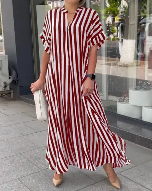 Dryžuota suknelė su V formos kaklo iškirpte