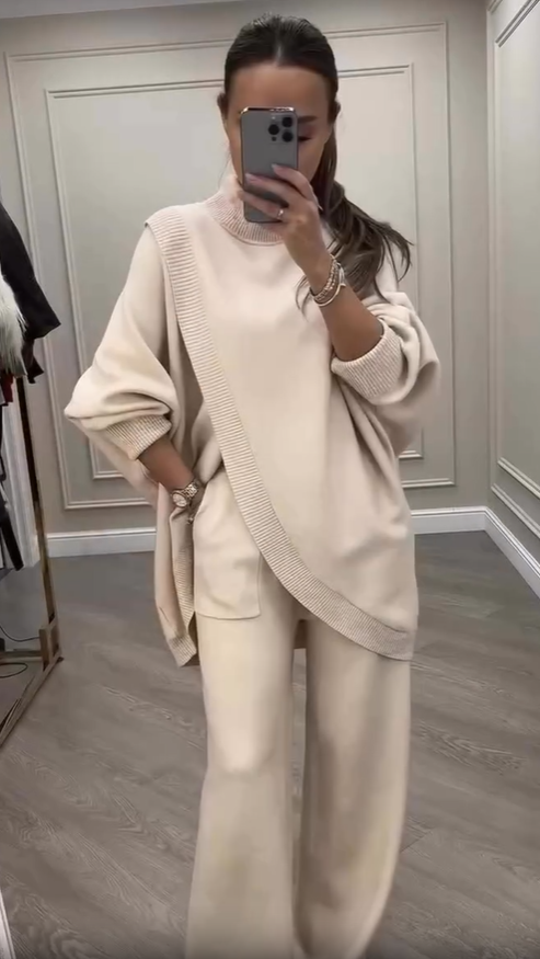 Moteriškas madingas megztas komplektas su aukštu kaklu ir plačiomis kelnėmis