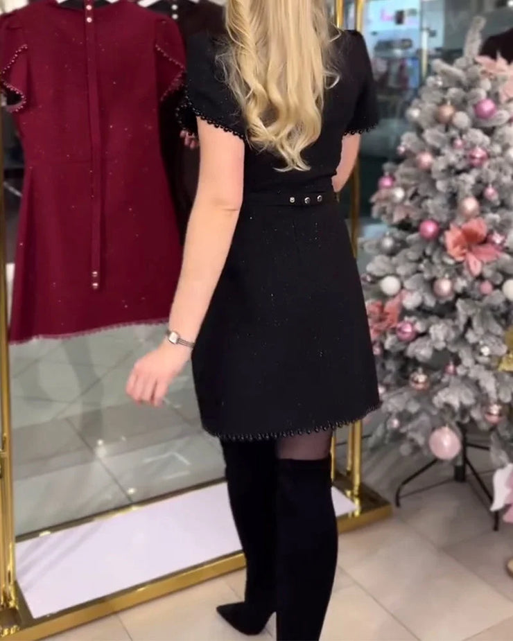 Suknelė su papuošimais ir karoliukais