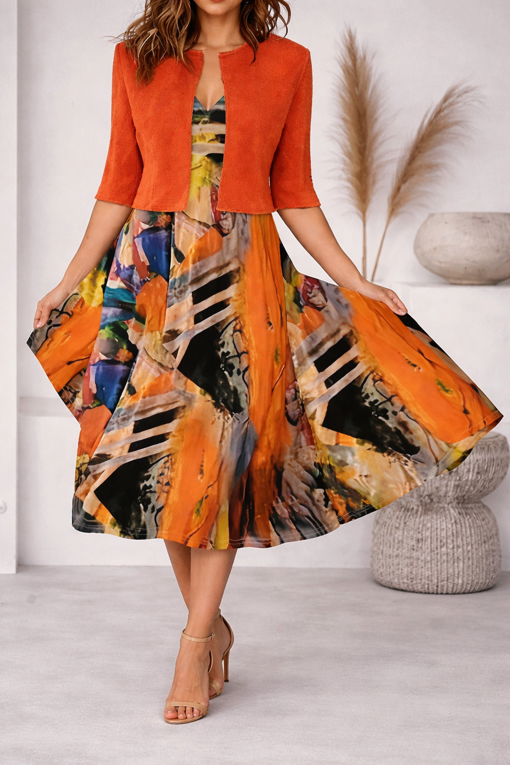 Suknelė be rankovių ir trumpas kardiganas