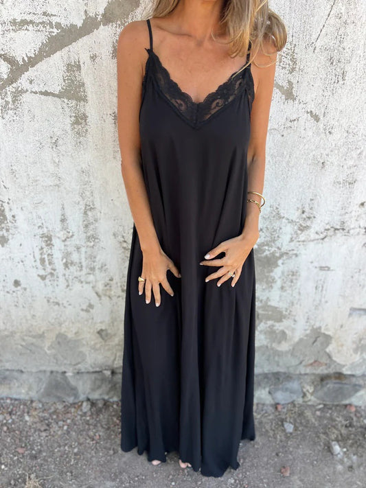Elegantiška moteriška suknelė su nėriniuota apdaila