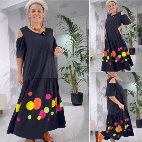 Juoda suknelė su išskirtinėmis detalėmis