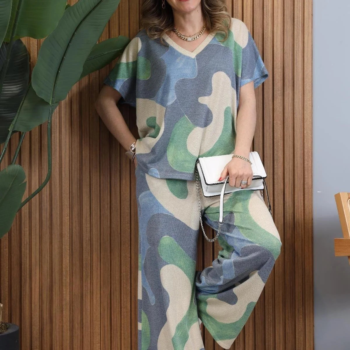 Kontrastingos spalvos viršaus ir kelnių rinkinys