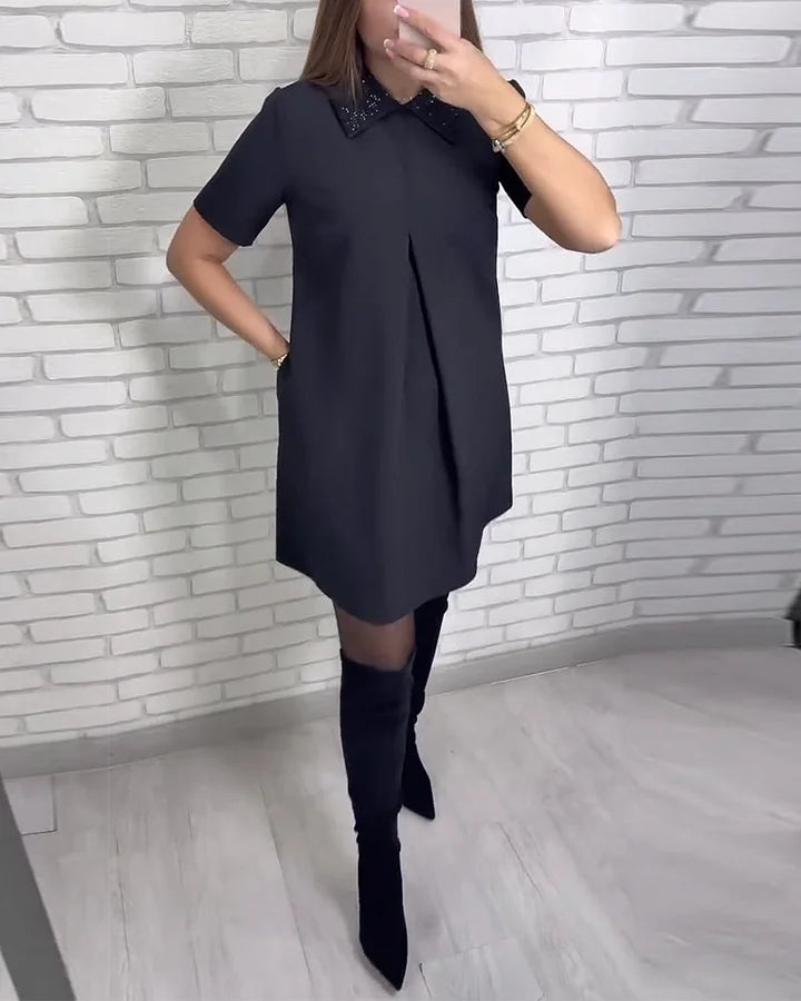 Elegantiška moteriška suknelė su dailia apykakle